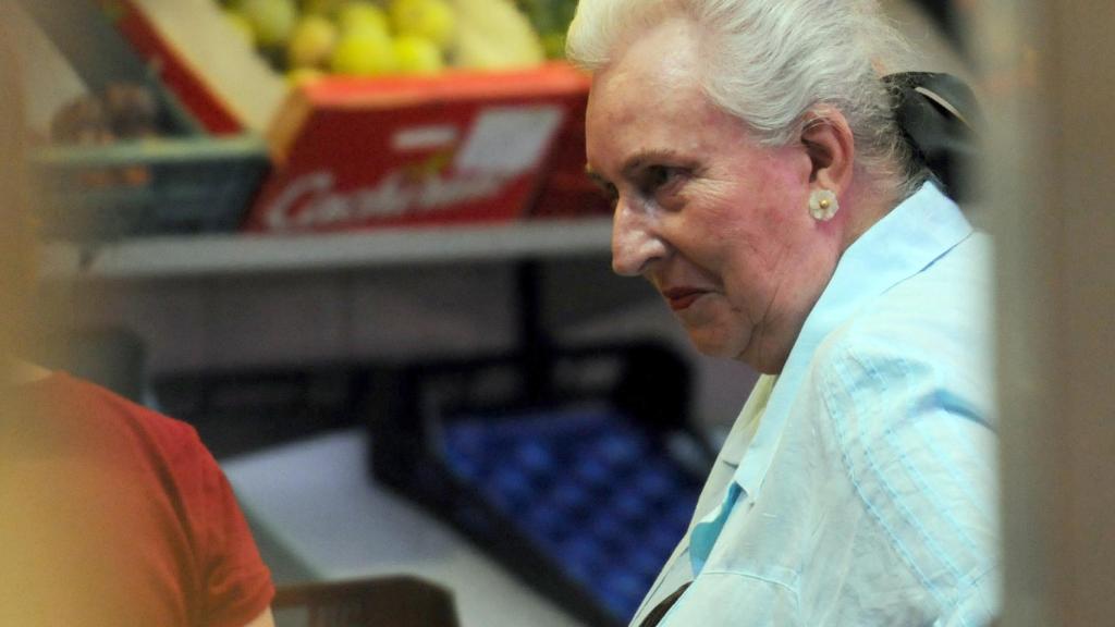 Pilar de Borbón, una más en el mercado de Mallorca en 2013.