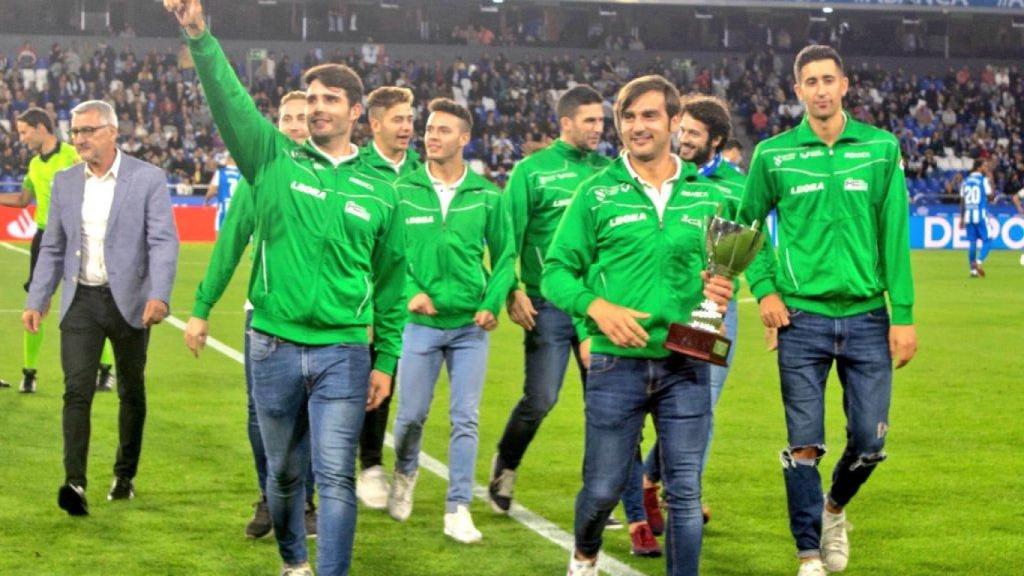 Josep Lamas, con la Supercopa en las manos, en Riazor.
