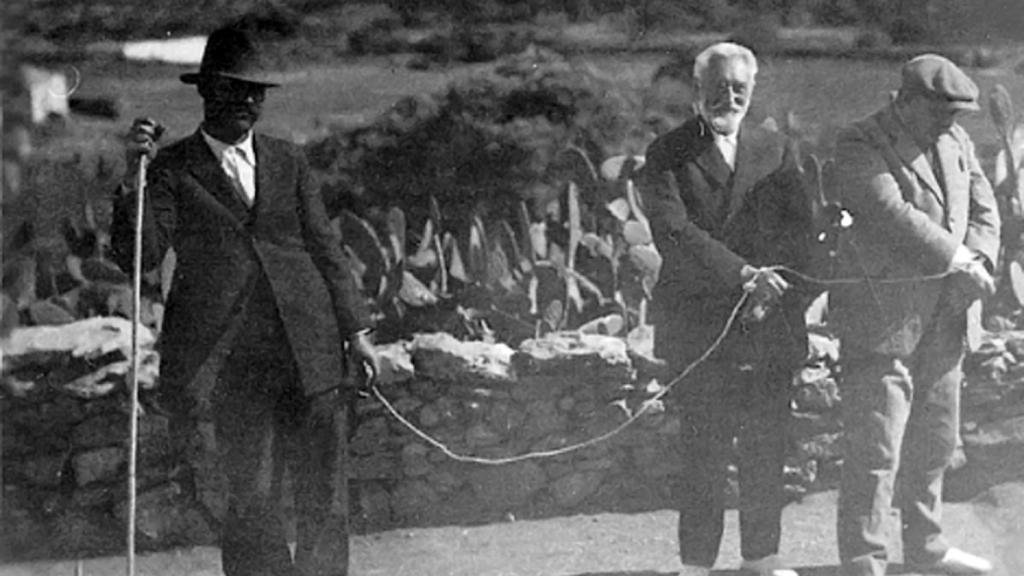 Unamuno, en el centro, junto a su amigo Rodigo Soriano en Fuerteventura.