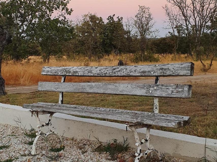 Banco de madera en la casa de rural avilesa donde se ha alojado Sandra Barneda.