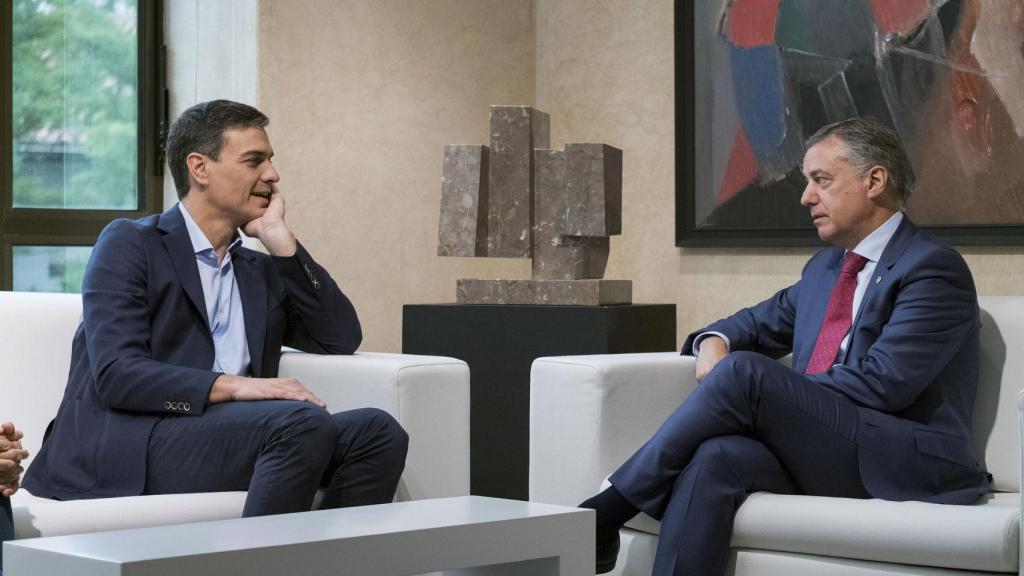 Pedro Sánchez, en una reunión con Íñigo Urkullu.