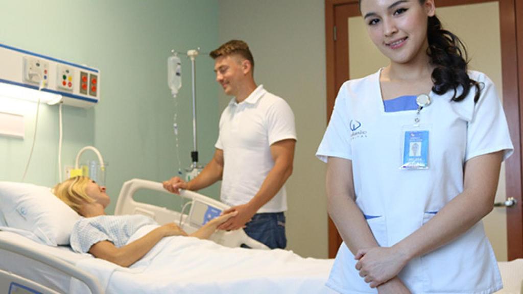 El paciente viaja con un médico estadounidense a hospitales de México o Centroamérica.