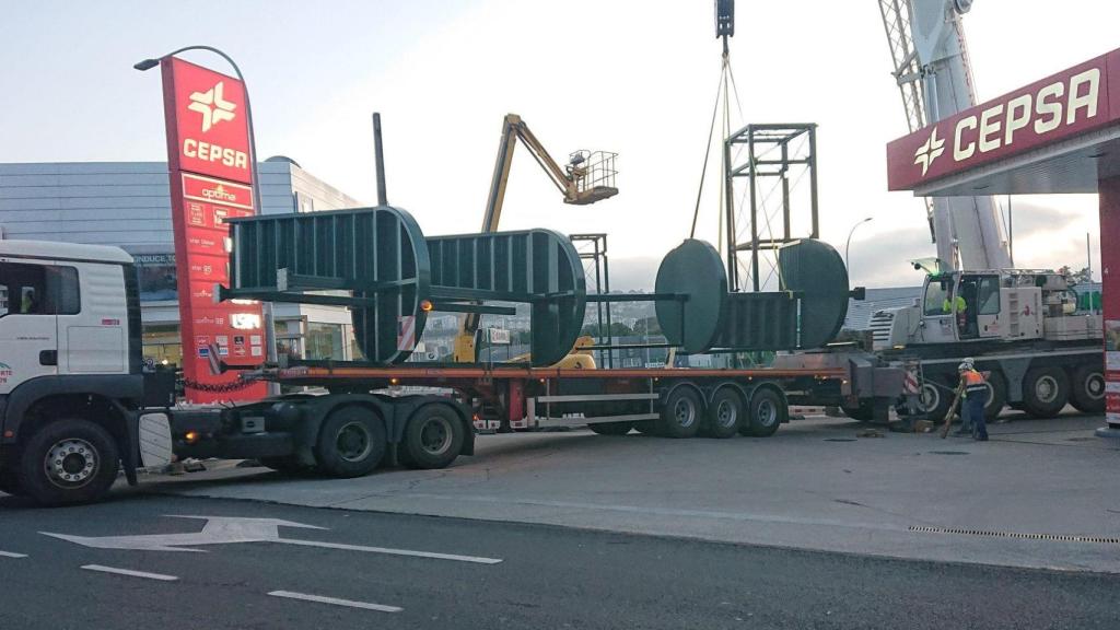 Montaje de la pasarela en la N-VI