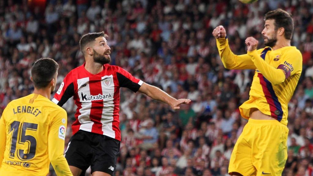 Piqué trata de ganar un balón aéreo en el partido contra el Athletic