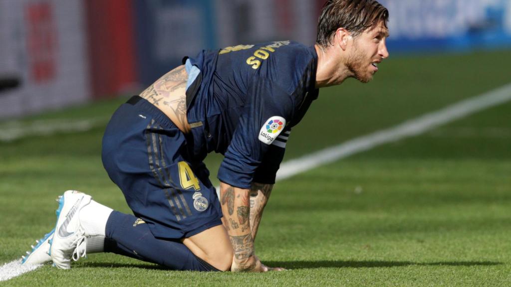 Sergio Ramos mira desde el césped a sus compañeros