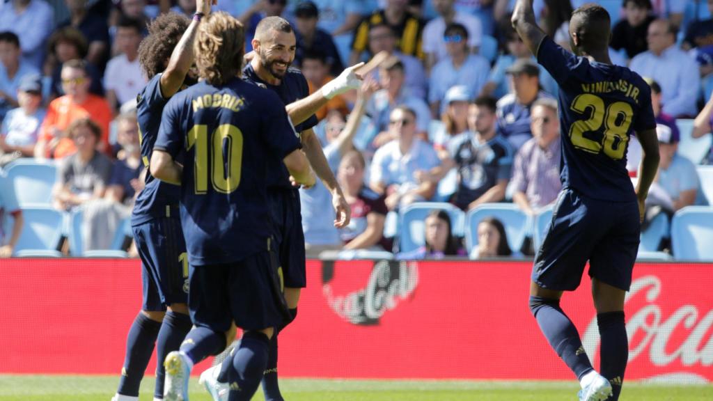 Los jugadores del Real Madrid felicitan a Benzema por su gol ante el Celta