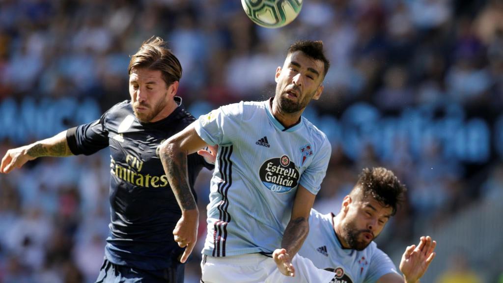 Sergio Ramos y Brais Mendez pelean por un balón aéreo
