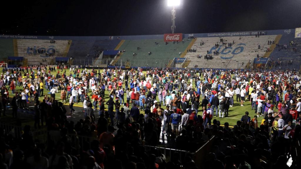 Tres muertos y doce heridos en el clásico de Honduras