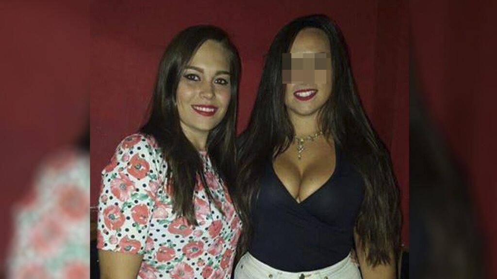 Miriam Vallejo, a la izquierda, junto a su compañera de piso y novia del detenido. Foto publicada por El Español.