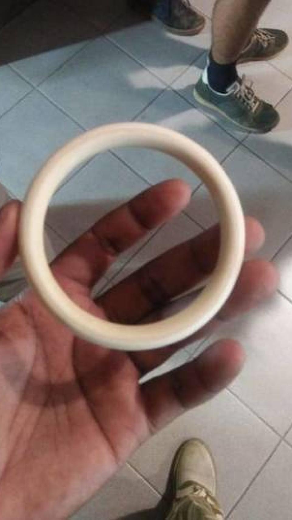 El brazalete incautado a la turista francesa.