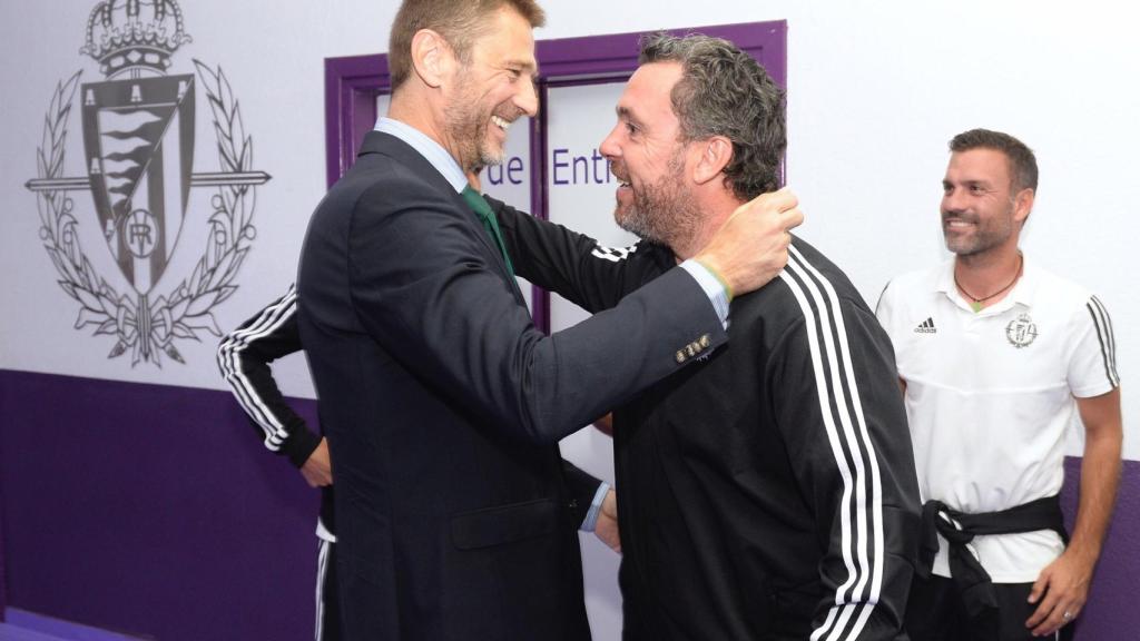Carlos Suárez saluda este lunes al entrenador del equipo, Sergio González .