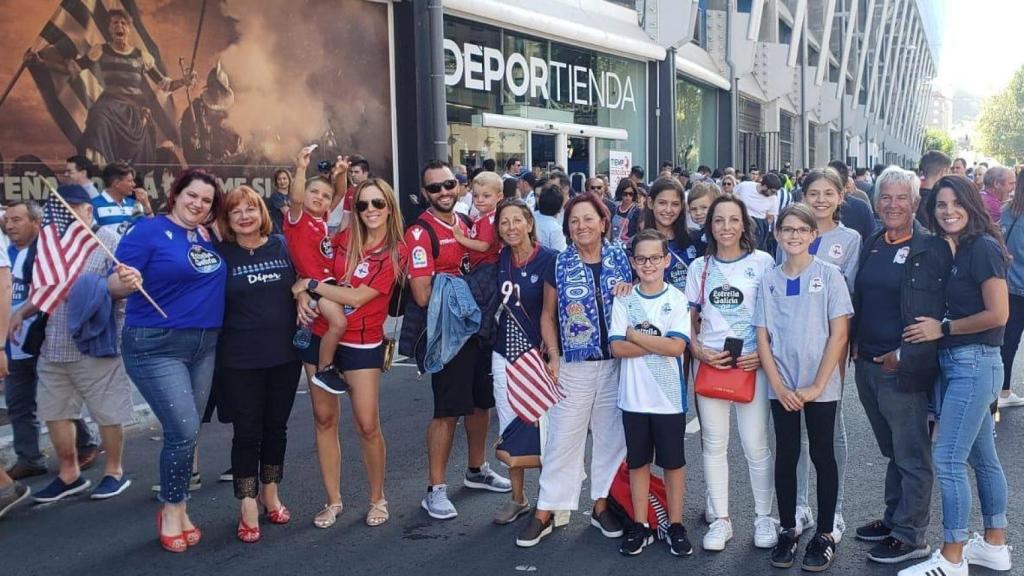 Miembros de la Peña Sempre Dépor USA, ayer en Riazor.