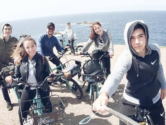 Un grupos de amigos paseando en bicicleta por A Coruña