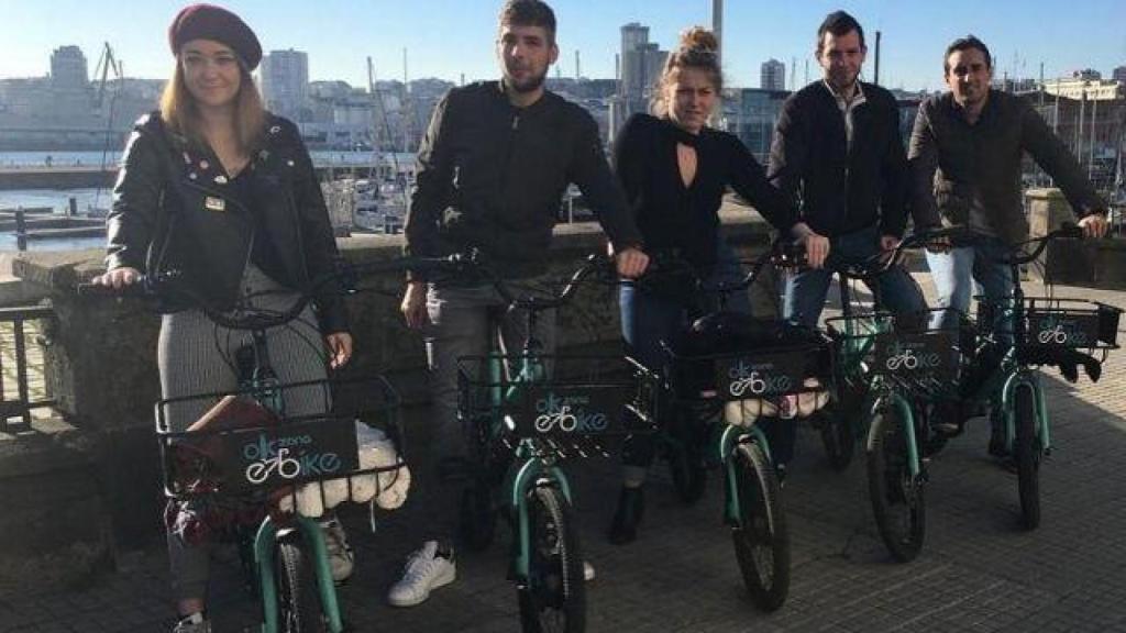 Un grupo de amigos montados en sus bicis