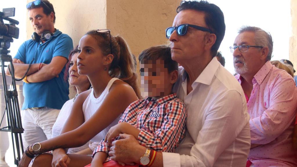 Gloria Camila junto a Ortega Cano y su hermano José María.