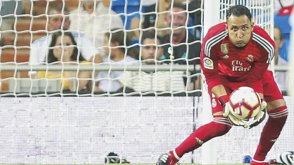 Keylor Navas atrapa el balón