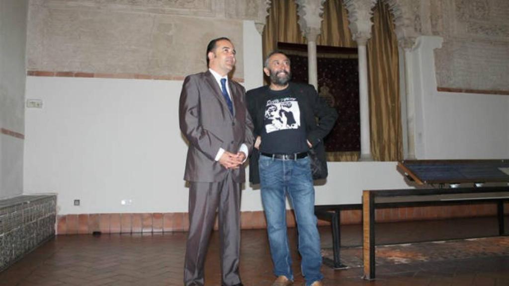 Santiago Palomero, a la derecha, en el Museo Sefardí junto a José Julián Gregorio