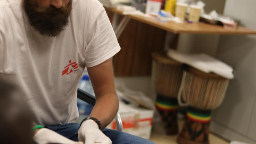 Luca Pigozzi, médico a bordo del 'Ocean Viking' curando una infección.