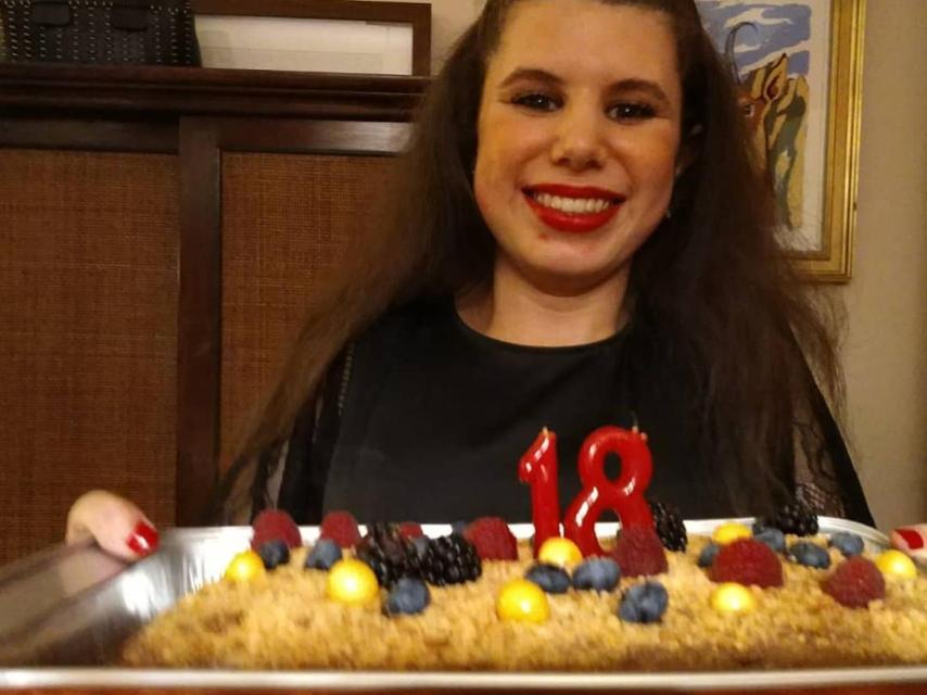 Carla Vigo soplando las velas por su 18 cumpleaños y detrás, un bolso de Paco Rabanne idéntico al que tiene la reina Letizia.