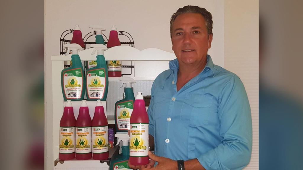 Miguel Castro, sujetando su 'Mano de Santo'.