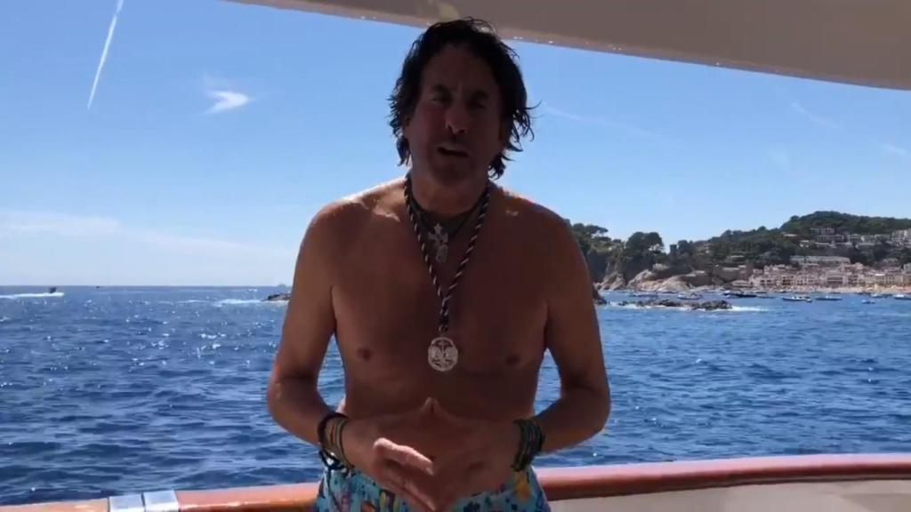 Álvaro de Marichalar se graba limpiando la basura del océano... y retira una estelada.