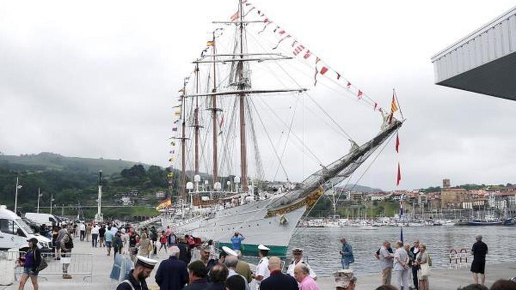 El buque escuela Juan Sebastián Elcano atracado en el puerto de Guecho.