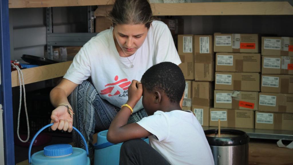 Stefanie, responsable de MSF en el 'Ocean Viking' con un niño rescatado.
