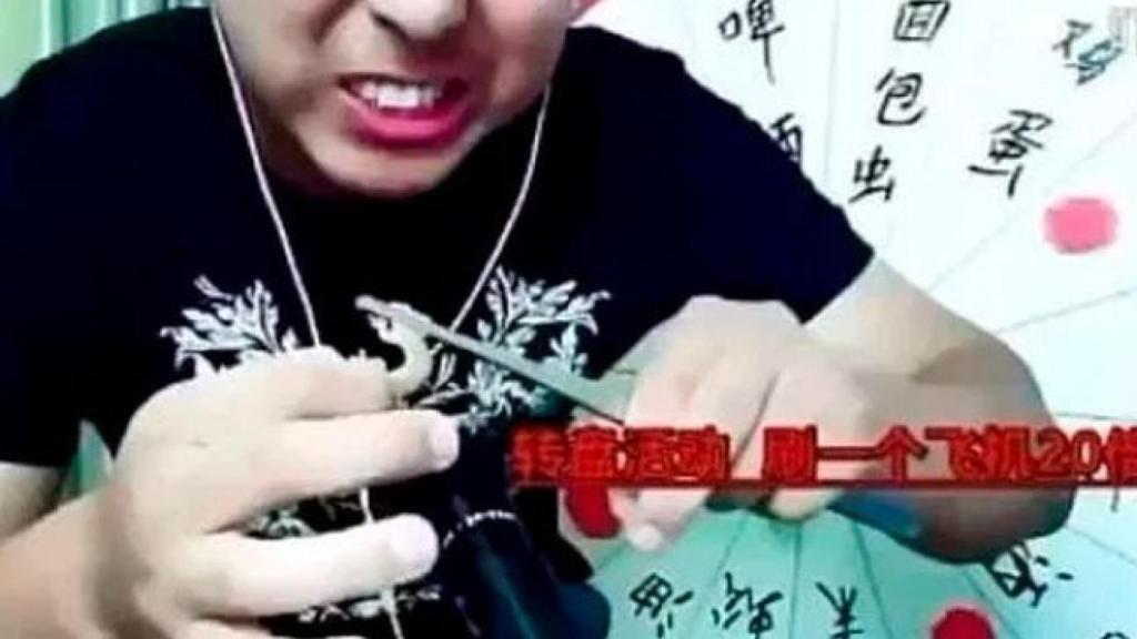 Sun murió tras comer ciempiés vivos en una emisión en directo.