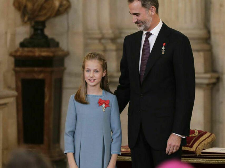 El rey Felipe imponiendo el Toisón de Oro a su heredera.