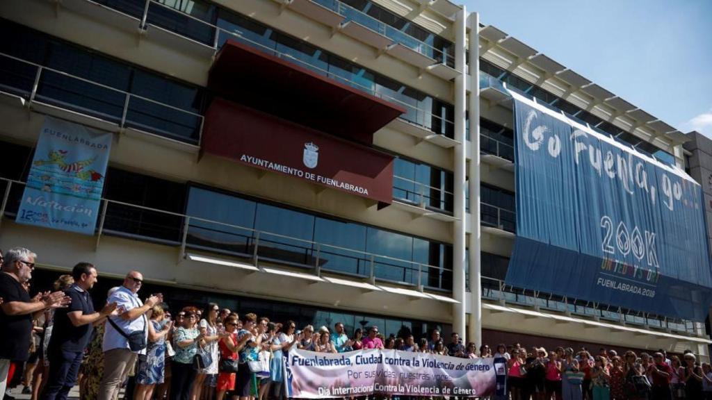 A la concentración frente al Ayuntamiento acudieron muchos vecinos.