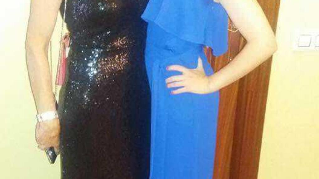 Gema, junto a su madre.