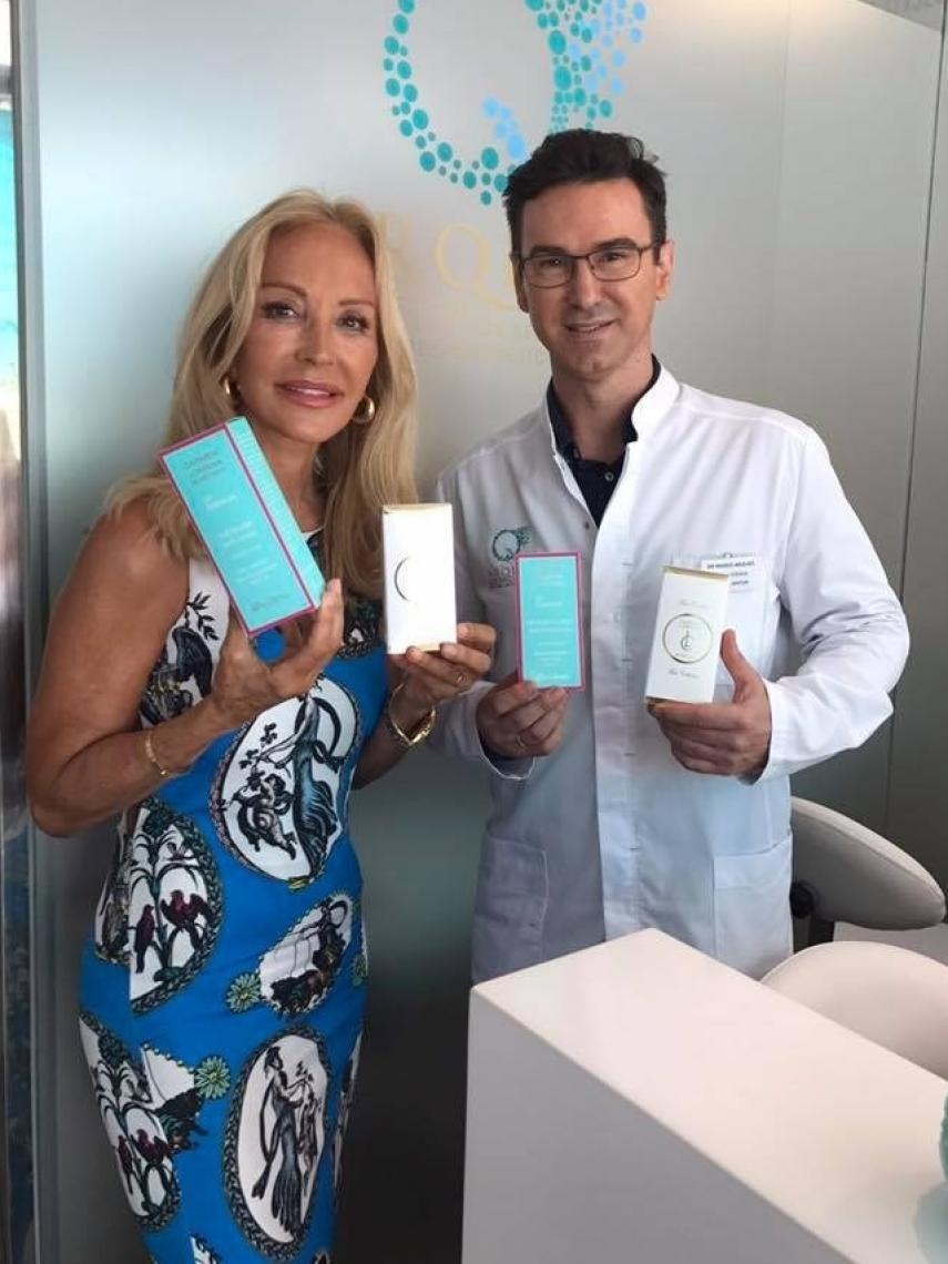 El Dr. Arqués junto a Carmen Lomana.