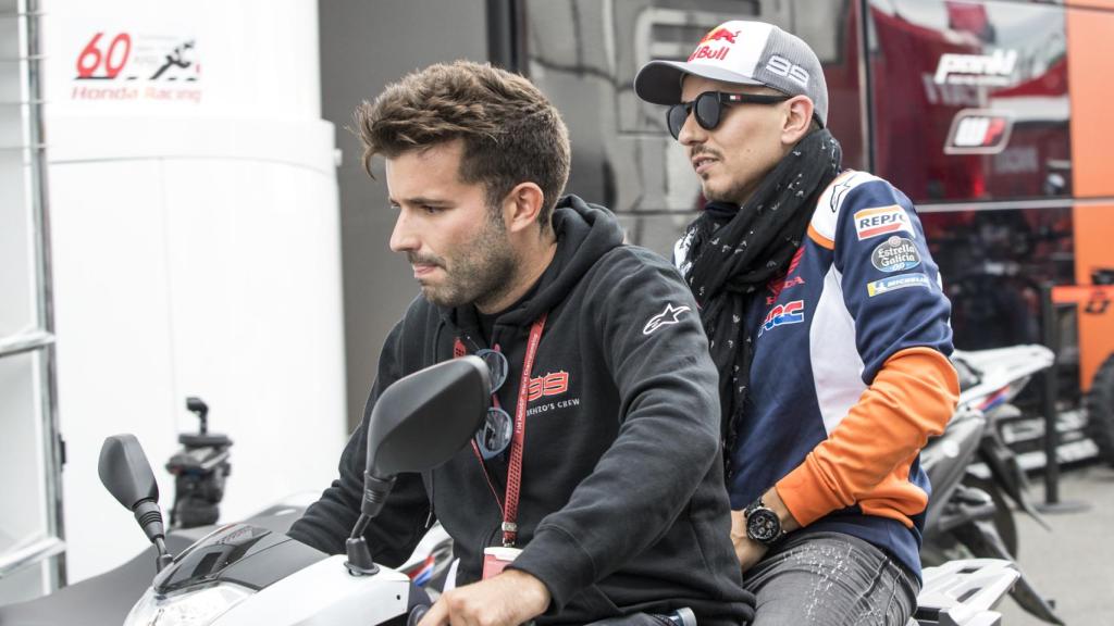 Jorge Lorenzo, junto a su jefe de prensa, en el paddock del circuito de Silverstone.