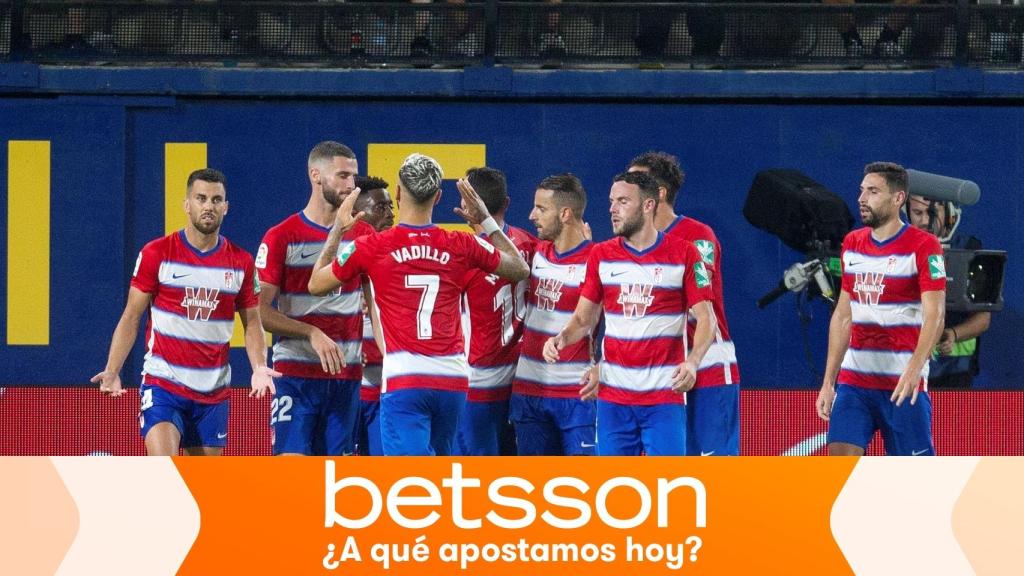 Piña de los futbolistas del Granada celebrando un gol en La Liga