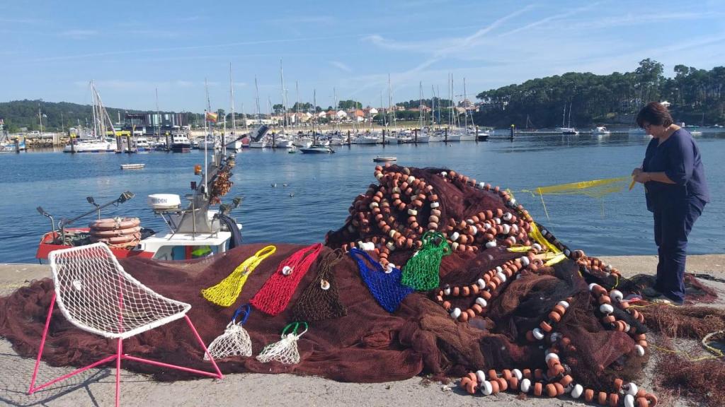 Una redeira tejiendo una Cholita en Portonovo
