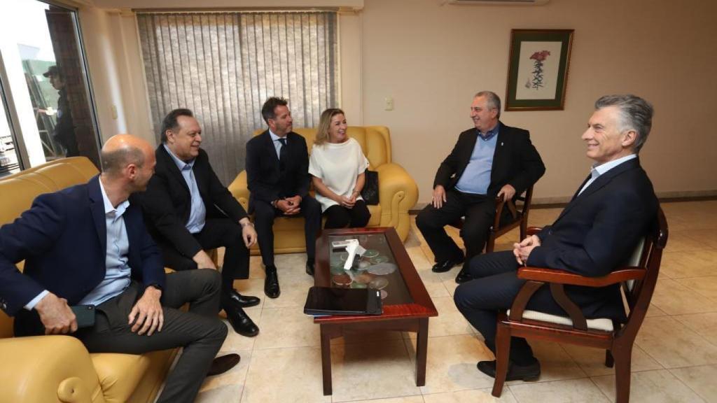 El presidente de Argentina, Mauricio Macri, (derecha) junto con miembros de su equipo y la directora general de Air Europa, María José Hidalgo (centro), durante la recepción Iguazú.