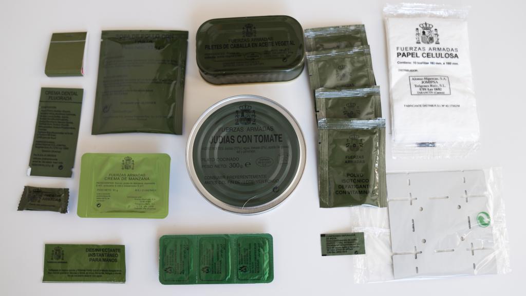 En una ración no sólo hay comida; también hay un hornillo para calentarla, servilletas, pastillas potabilizadoras...