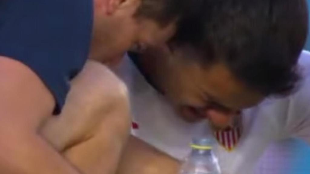 Reguilón llora tras el brutal choque de cabezas que le impidió continuar ante el Granada. Foto: Twitter (@elchiringuitotv)