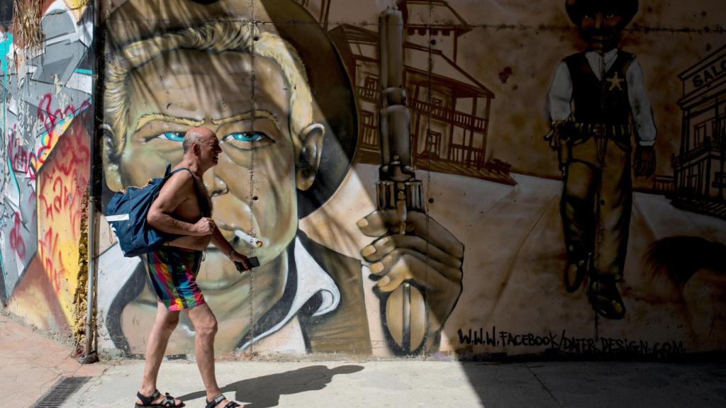Un hombre camina en un caluroso Orense.