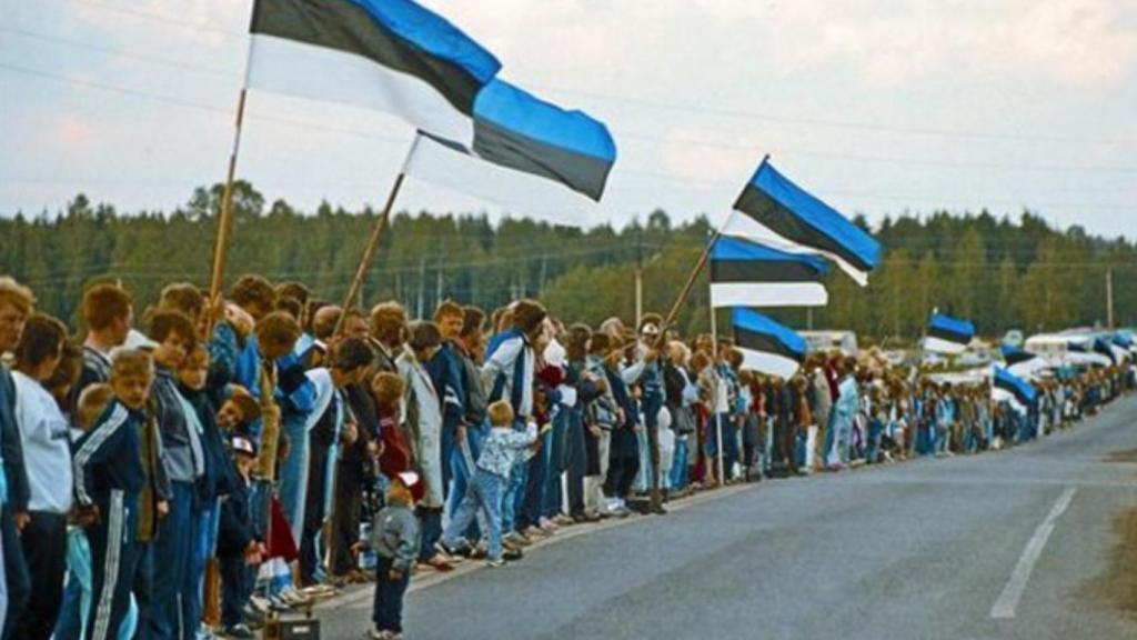 Ciudadanos estonios formando la Cadena Báltica el 23 de agosto de 1989.
