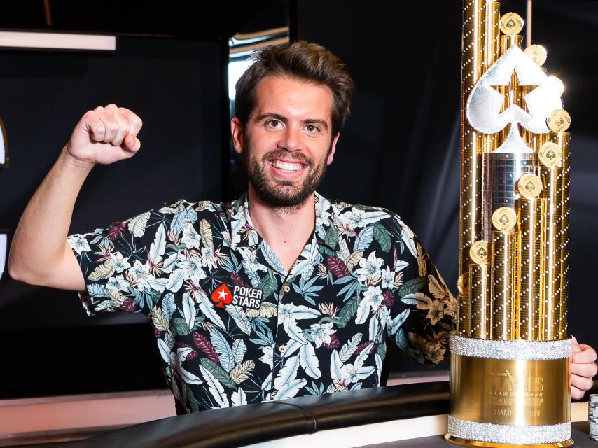 Ramón Colillas con el premio de Bahamas. Foto: PokerStars