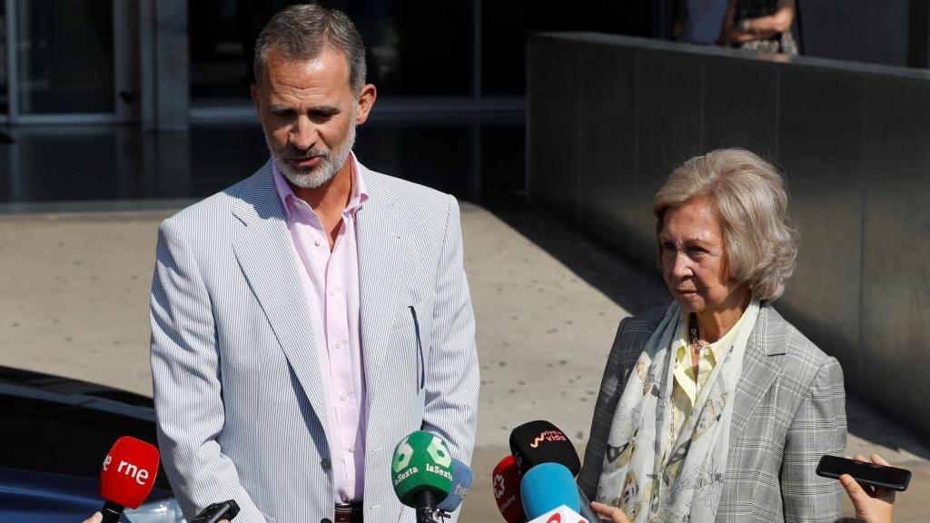 Felipe VI y la reina Sofía abandonan el hospital tras la operación de Juan Carlos.