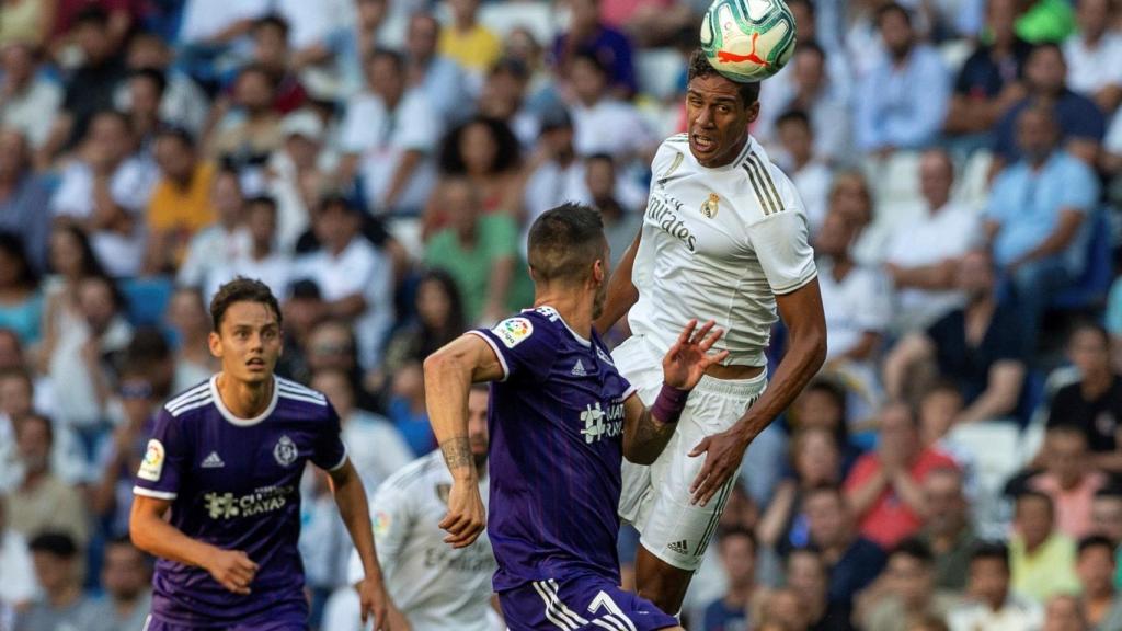 Varana salta para cabecear un balón