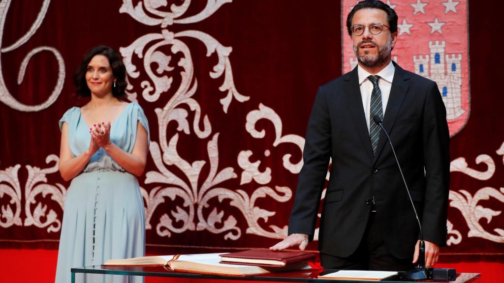 Javier Fernández-Lasquetty, en su toma de posesión como consejero de Hacienda, junto a Isabel Díaz Ayuso.