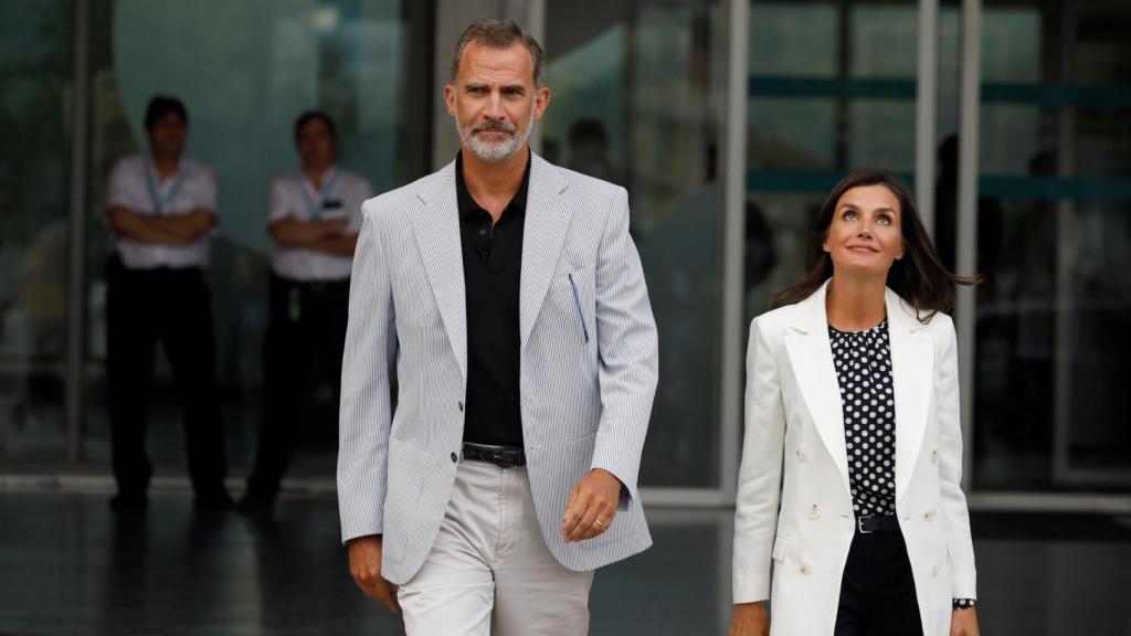 Felipe VI y la Reina Letizia a su salida del Hospital Quirónsalud.