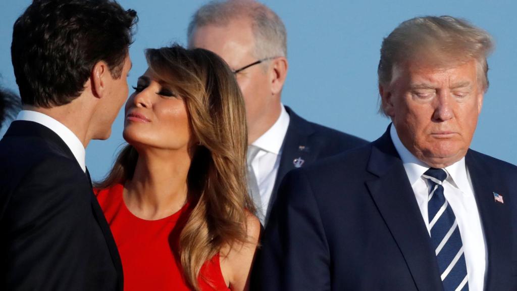 Melania Trump besa a Justin Trudeau, primer ministro de Canadá, en presencia de su marido.