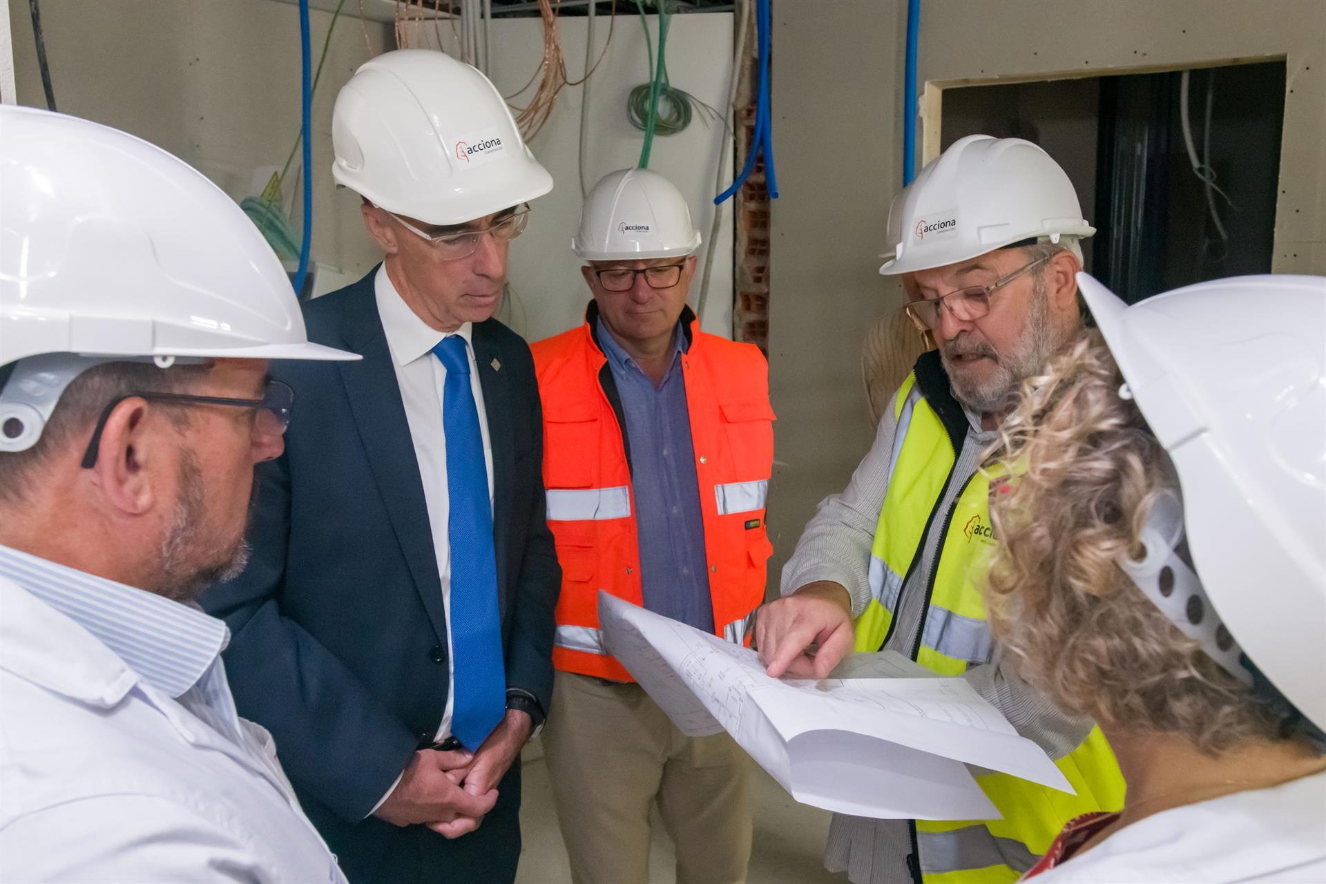 El conselleiro de Sanidade Jesús Vázquez Almuiña visitó hoy las obras (EP)
