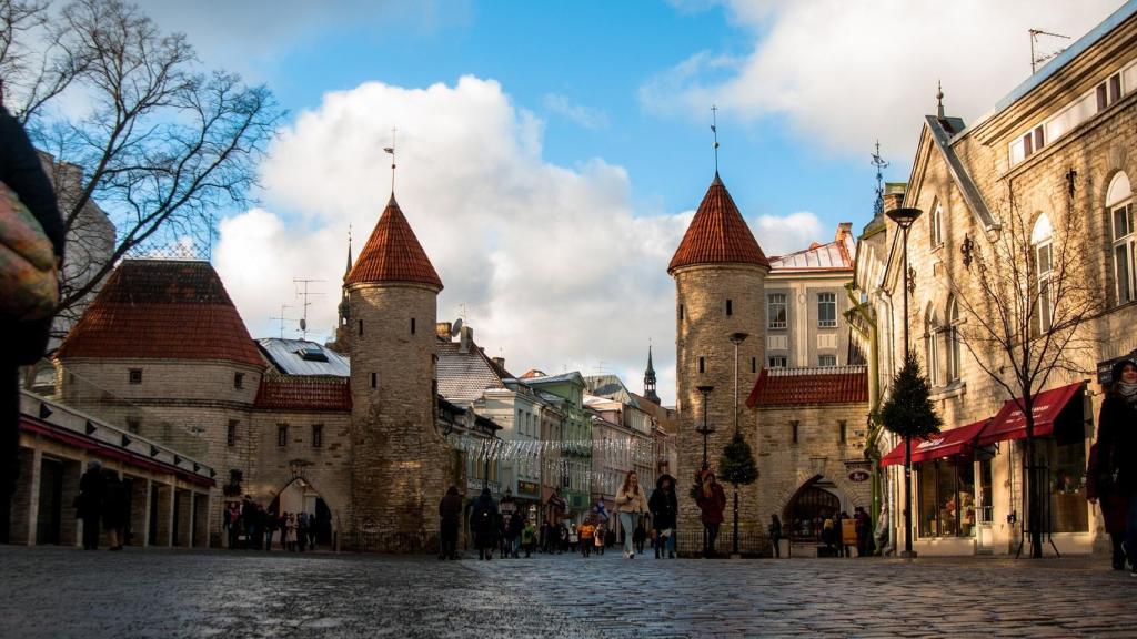 El otoño es ideal para viajar a Tallinn por el color rojizo de sus calles.