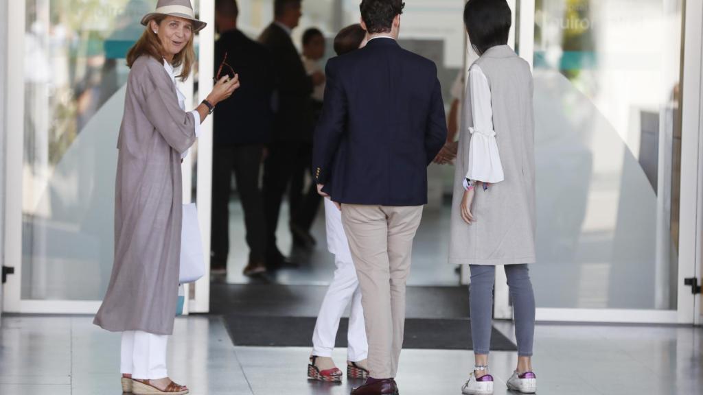 La infanta Elena junto a sus dos hijos a la entrada del hospital Quirón Salud de Madrid.