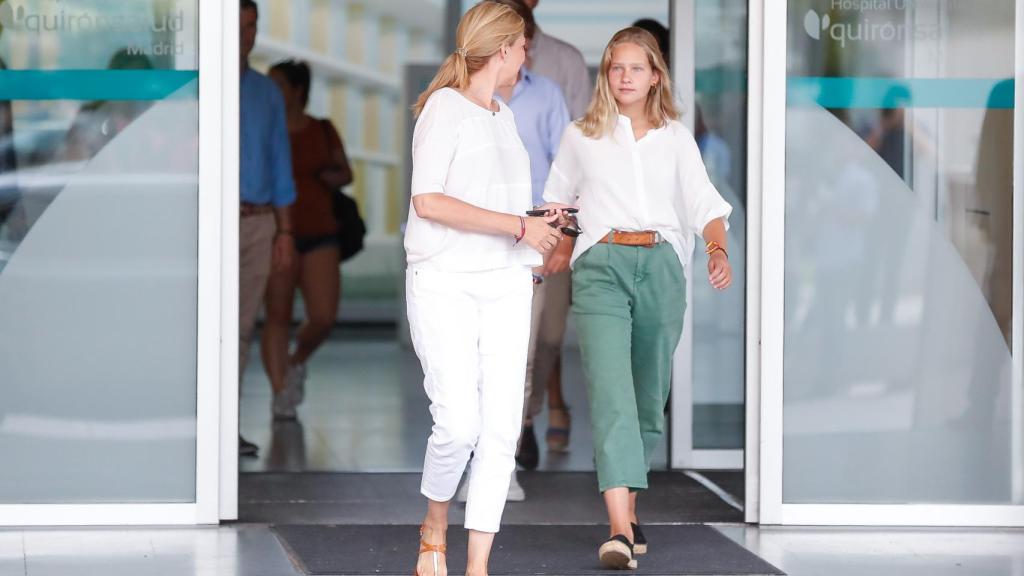 Irene Urdangarin junto a su madre, a la salida del hospital.